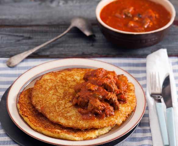 Placki po węgiersku z gulaszem