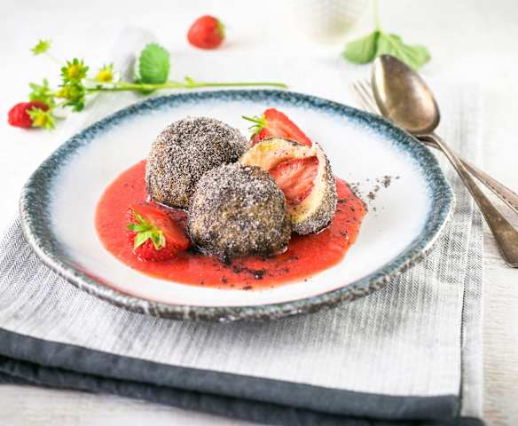 Erdbeer-Topfen-Knödel mit Mohn auf Erdbeerspiegel