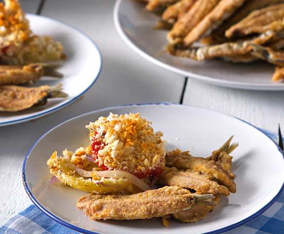 Boquerones fritos con gratén de verduras