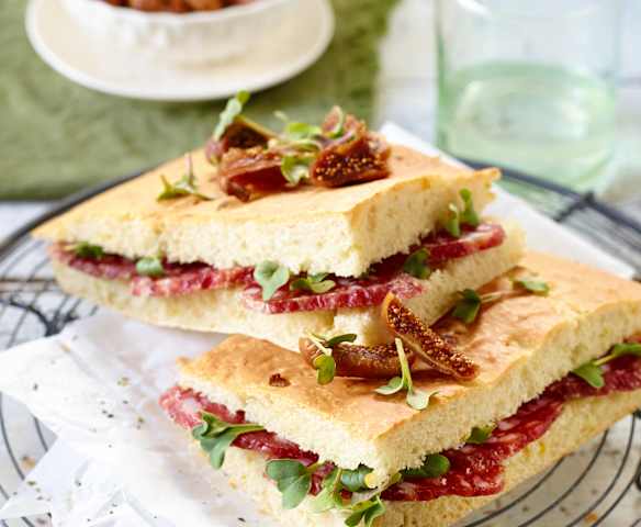 Focaccia mit Salami und Feigen