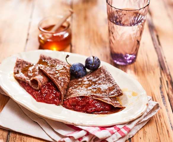 Mohnpalatschinken mit Zwetschkenröster