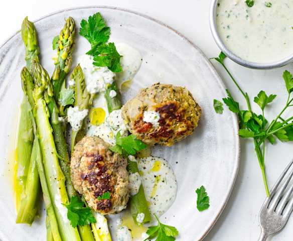 Keftas d'agneau, asperges et sauce au sésame