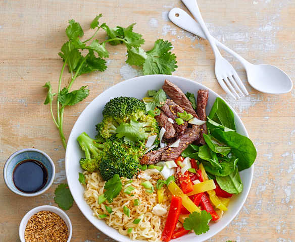 Sauté de bœuf, brocoli, poivron et nouilles à l'asiatique