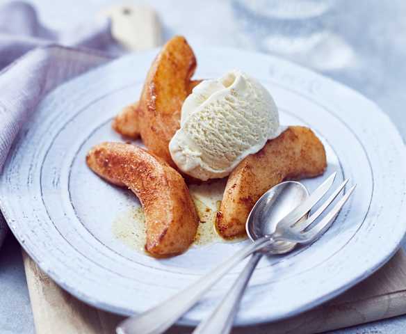Zimt-Quitten mit Vanilleeis