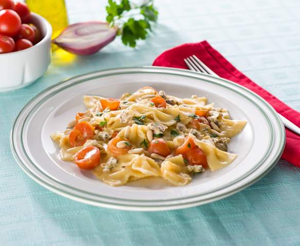 Farfalle con chirlas y tomates cherry