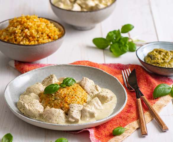 Indyk w sosie pesto z kaszą bulgur z warzywami