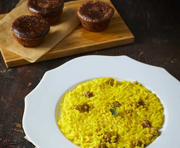 Menu: Risotto allo zafferano con salsiccia e tortini al cioccolato Menu: Risotto allo zafferano con salsiccia e tortini al cioccolato