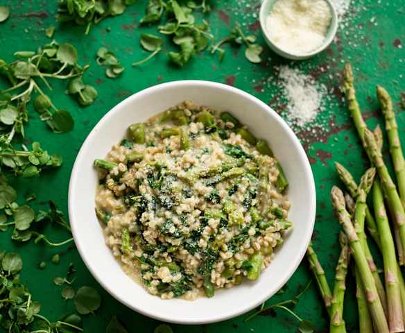 Risoto de cevada perolada, agrião e espargos