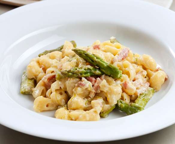 Carbonara de espárragos y pasta