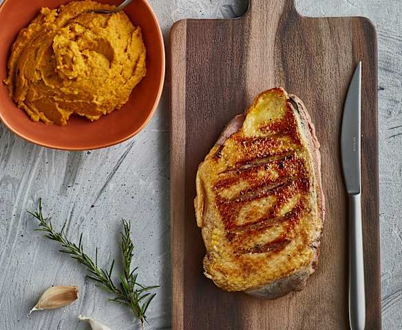 Petto d'anatra sottovuoto con purè di carote arrostite