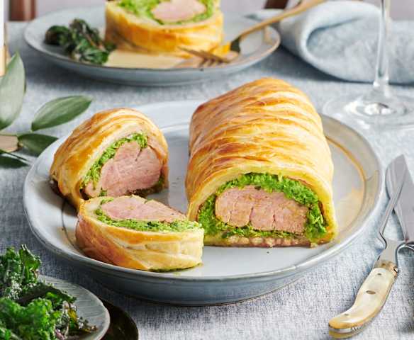 Solomillo de cerdo Wellington con duxelle de guisantes