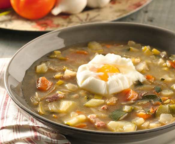 Sopa de verduras y jamón con huevo poché
