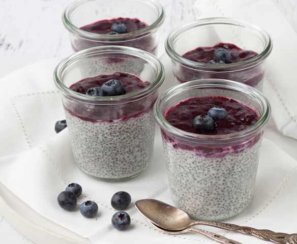 Cashew-Chiapudding mit Heidelbeermus