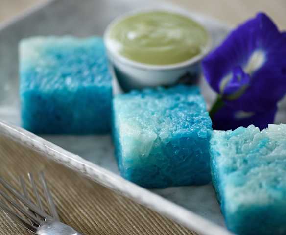 Pulut Tai Tai (Steamed Blue Glutinous Rice)