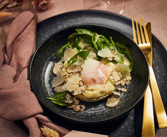 Getrüffeltes Kartoffelpüree mit Onsen-Ei und Spinatsalat