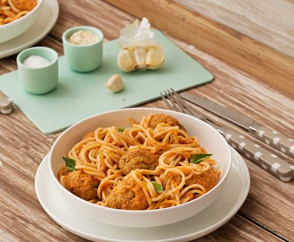 Espaguetis con albóndigas de avena y zanahoria