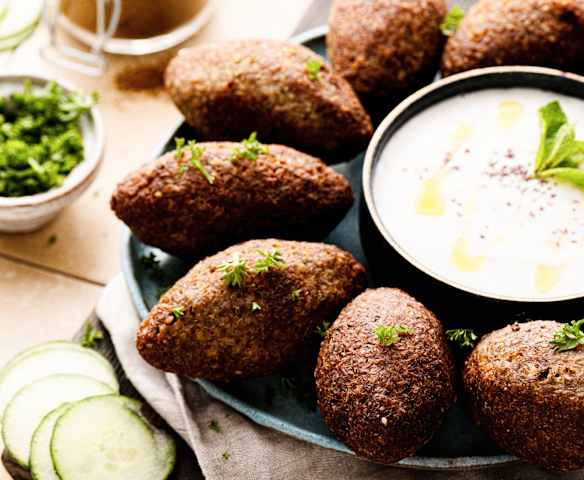 Kibbeh con salsa de yogur Kibbeh con salsa de yogur