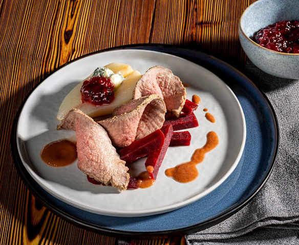 Beiried mit Rotweinsauce und Gorgonzolabirnen