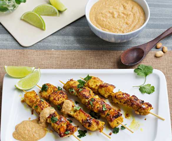 Satay de pollo con salsa de cacahuetes