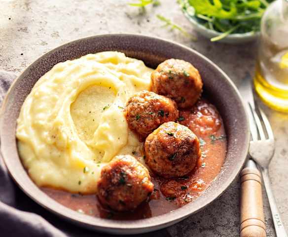 Pulpety w sosie pomidorowym z purée ziemniaczanym (z osłoną noża miksującego)