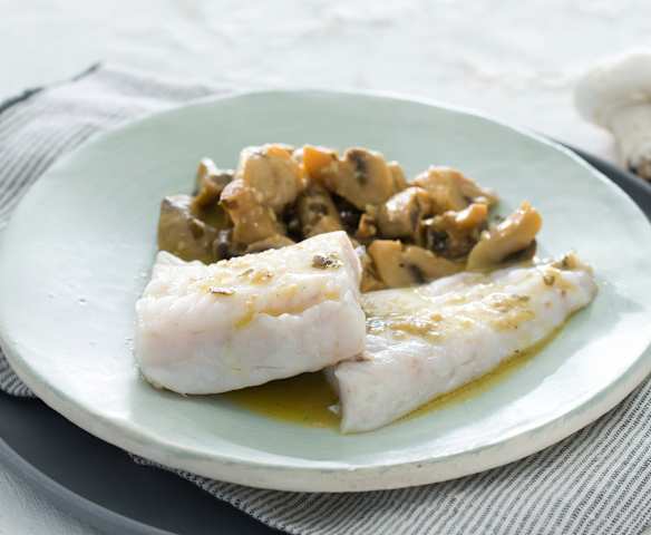 Merluza y champiñones con limón al estragón Merluza y champiñones con limón al estragón