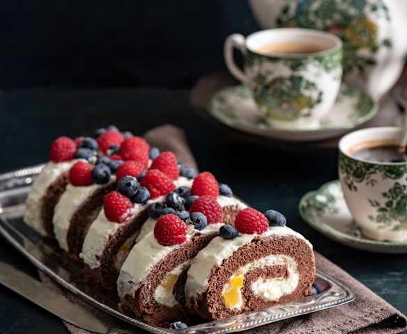 Kakaowa rolada z kremem śmietanowym i owocami