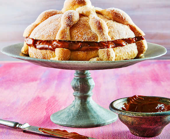 Pan de muerto relleno de dulce de leche