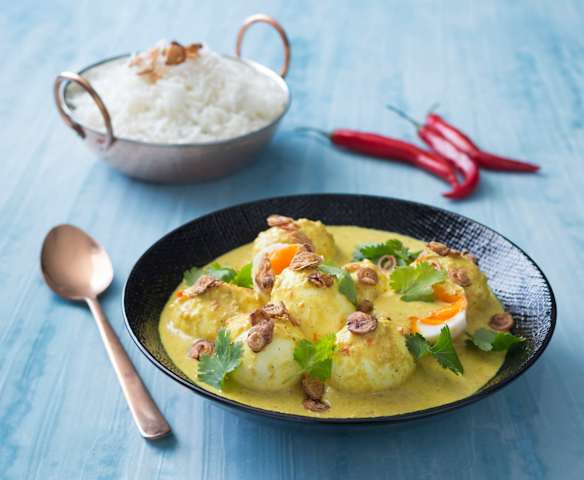 Eggs with coconut curry sauce