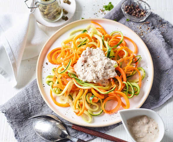 Gemüsenudeln mit Thunfischsauce