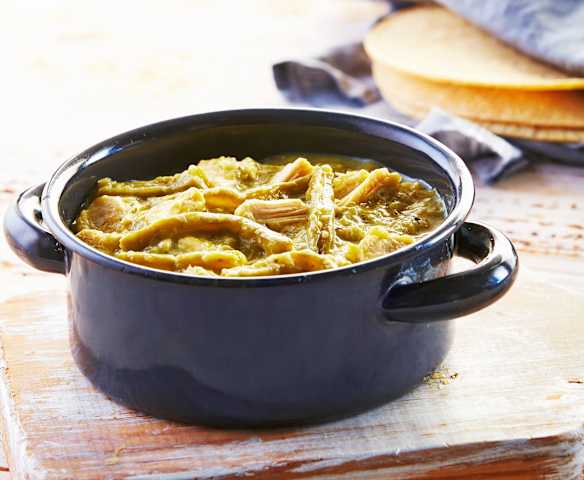 Pollo en salsa verde con nopales
