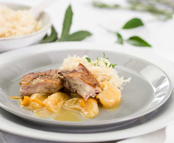 Cochinillo con chucrut y salsa de mandarina