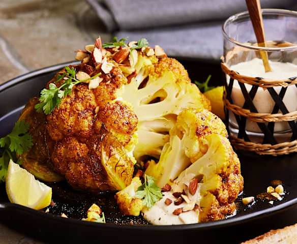 Orientalischer Ofenblumenkohl mit Ahorn-Tahin-Sauce