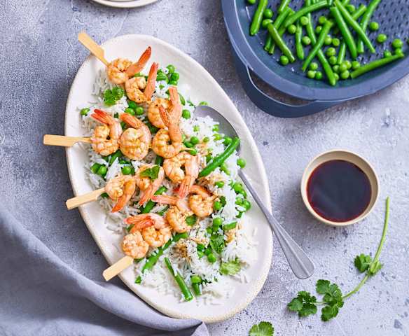 Brochettes de crevettes, riz et légumes verts