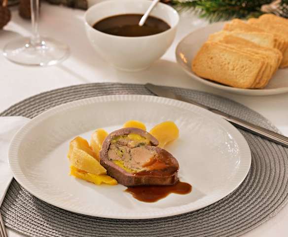 Magret de pato con foie, manzanas y salsa de Pedro Ximénez