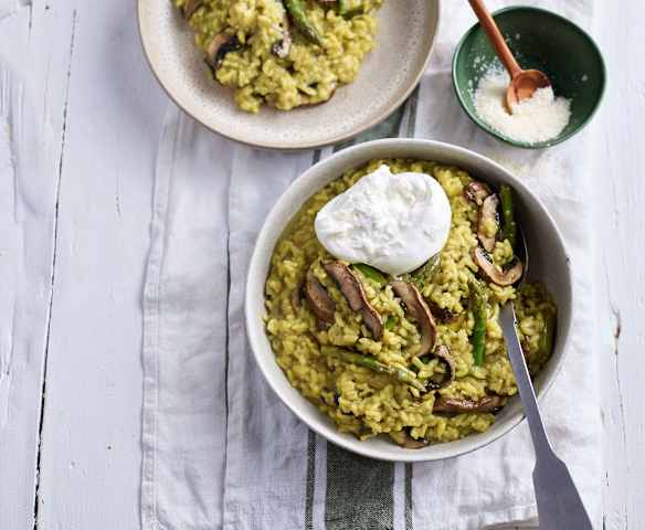 Risoto de espargos verdes, cogumelos e açafrão com burrata Risoto de espargos verdes, cogumelos e açafrão com burrata