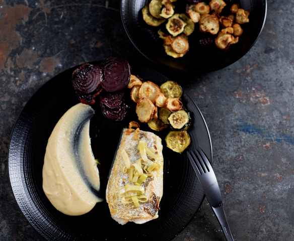 Truta em sous-vide com puré de feijão e legumes crocantes