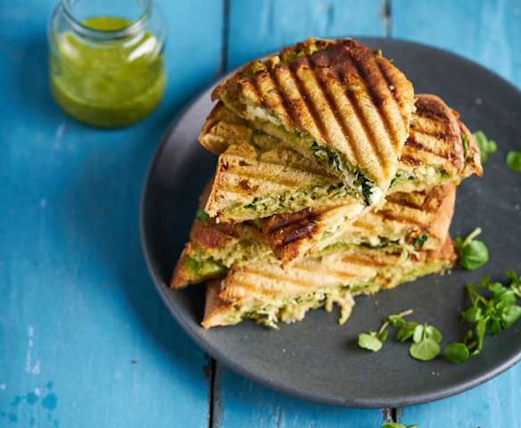 Tosta de frango e abacate
