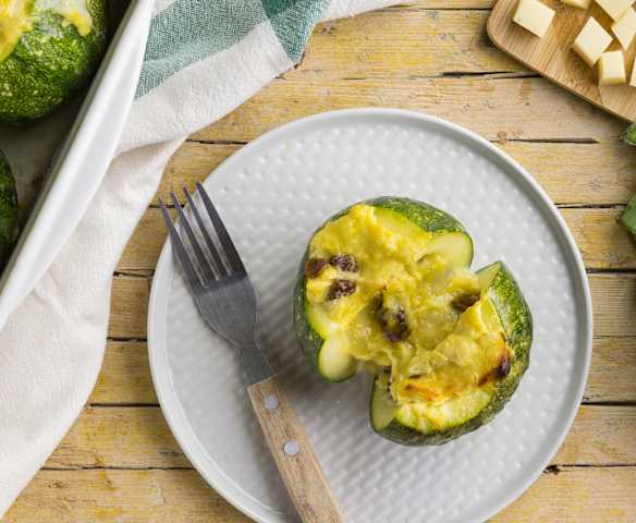 Zucchine tonde ripiene con porri e uvetta