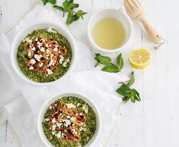 Lulas com cuscuz e espinafres