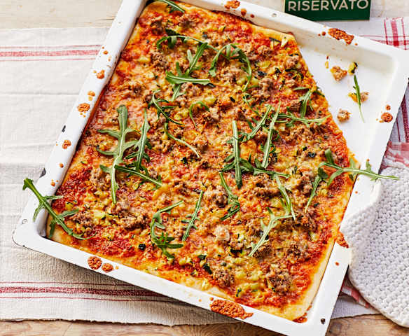 Pizza mit Zucchini und Fenchelhack