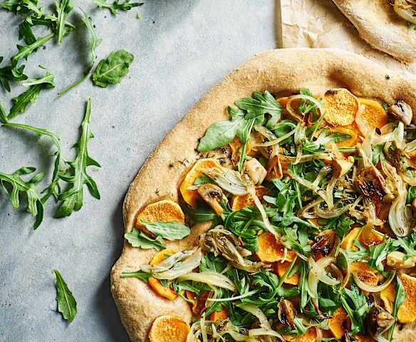 Pizas de batata-doce e legumes assados