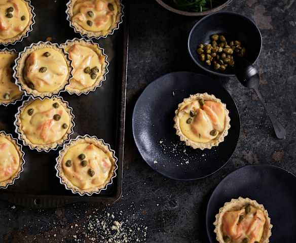 Tarteletes de salmão e molho holandês Tarteletes de salmão e molho holandês