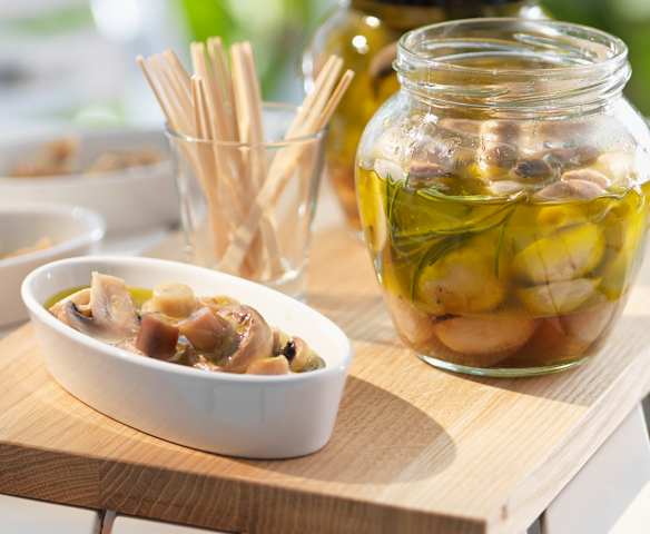 Eingelegte Pilze in Öl und Wein