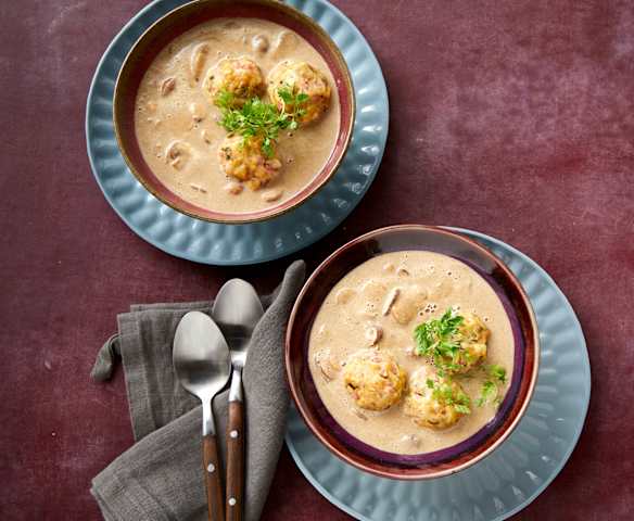 Pilzcremesuppe mit Schinken-Semmelknödeln