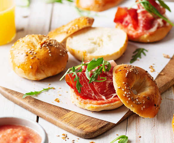 Bagels con jamón y tomate