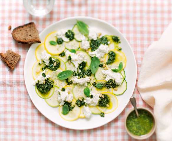 Carpaccio de courgettes, mozzarella et pesto