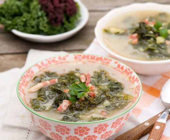 Rozgrzewająca zupa z boczkiem i jarmużem