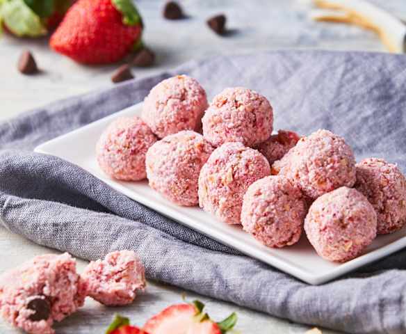 Bolitas de avena con fresas y coco