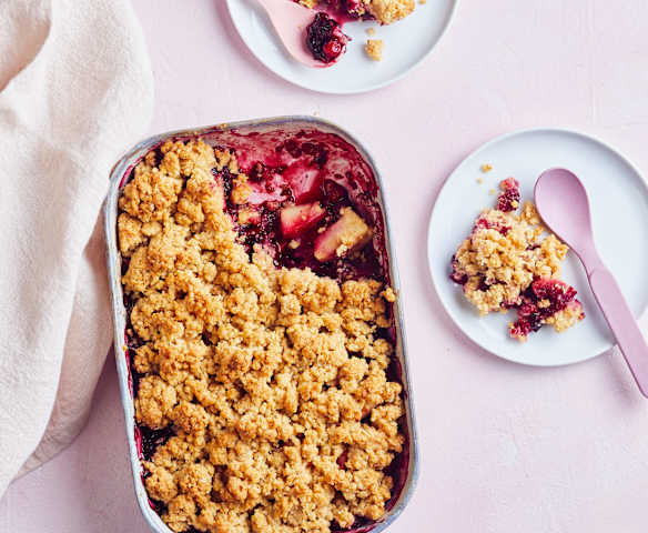 Crumble croustillant aux pommes et aux fruits rouges