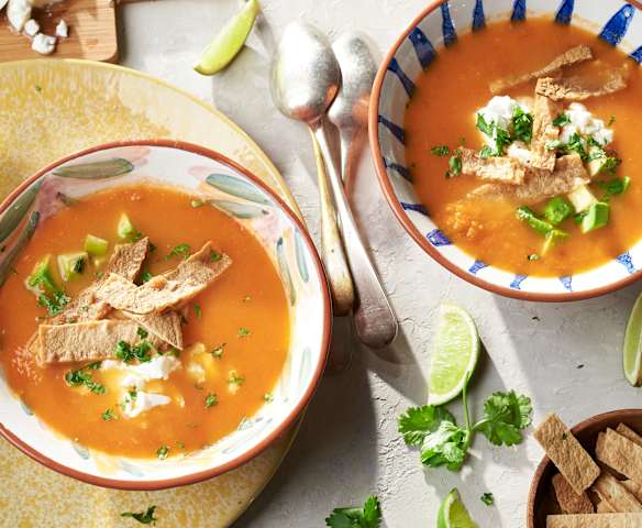 Sopa de tomate con aguacate